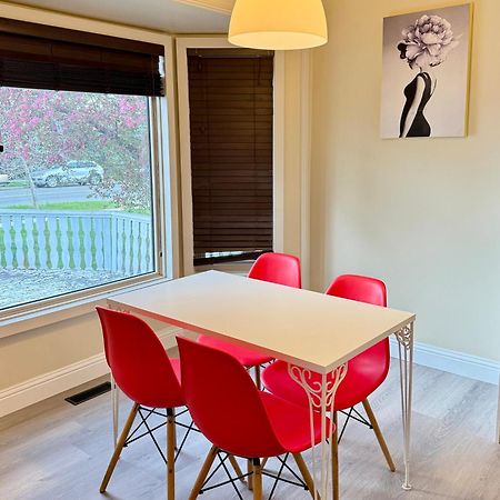 Gorgeous House&30 Second Bus Station Close C-Train& Free Parking Calgary Bagian luar foto