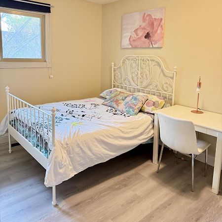 Gorgeous House&30 Second Bus Station Close C-Train& Free Parking Calgary Bagian luar foto