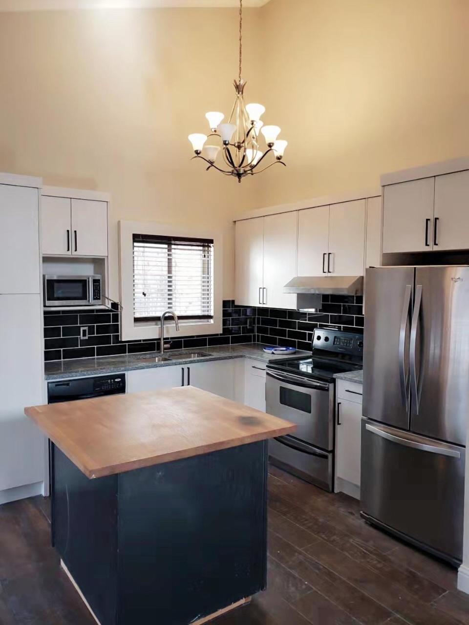 Gorgeous House&30 Second Bus Station Close C-Train& Free Parking Calgary Bagian luar foto
