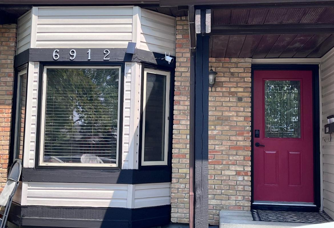 Gorgeous House&30 Second Bus Station Close C-Train& Free Parking Calgary Bagian luar foto