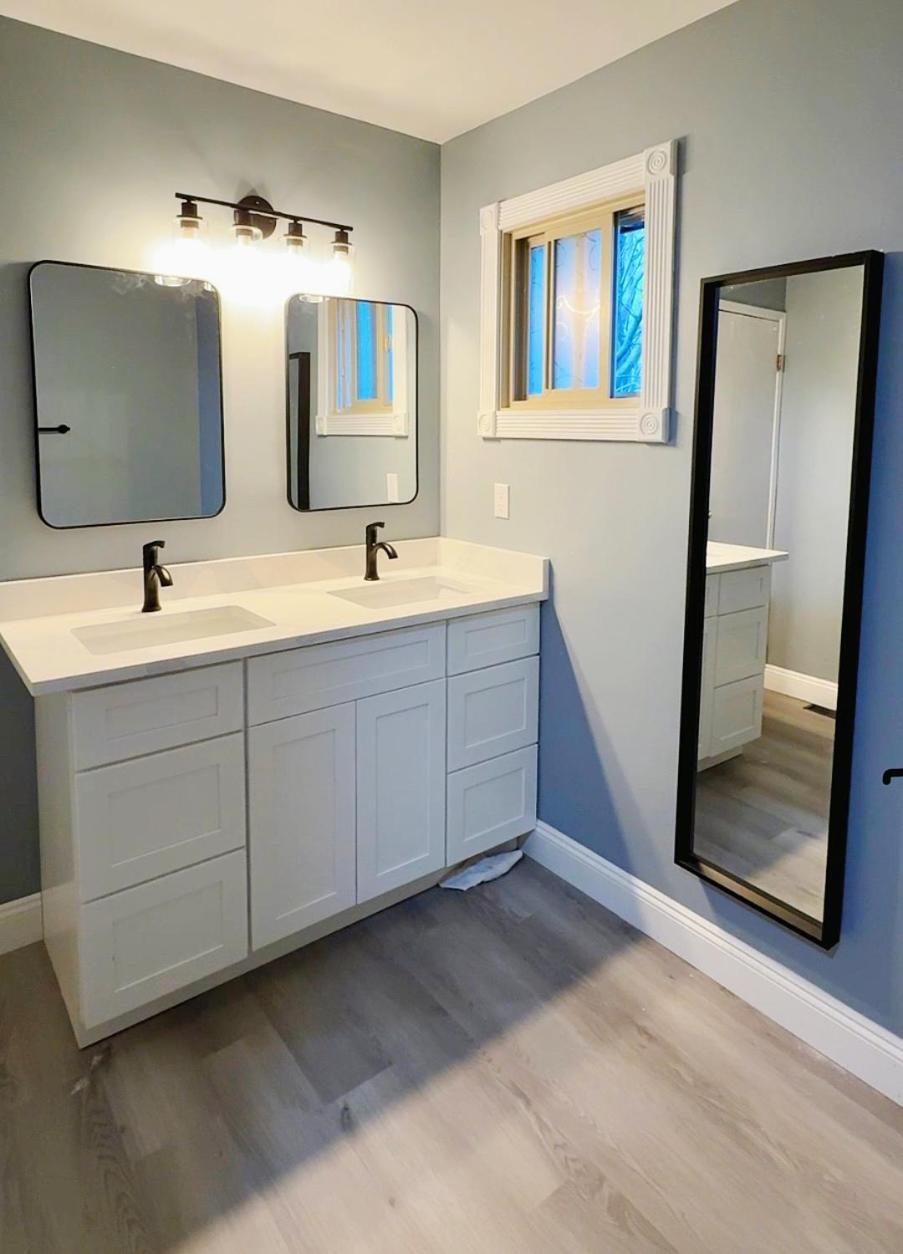 Gorgeous House&30 Second Bus Station Close C-Train& Free Parking Calgary Bagian luar foto
