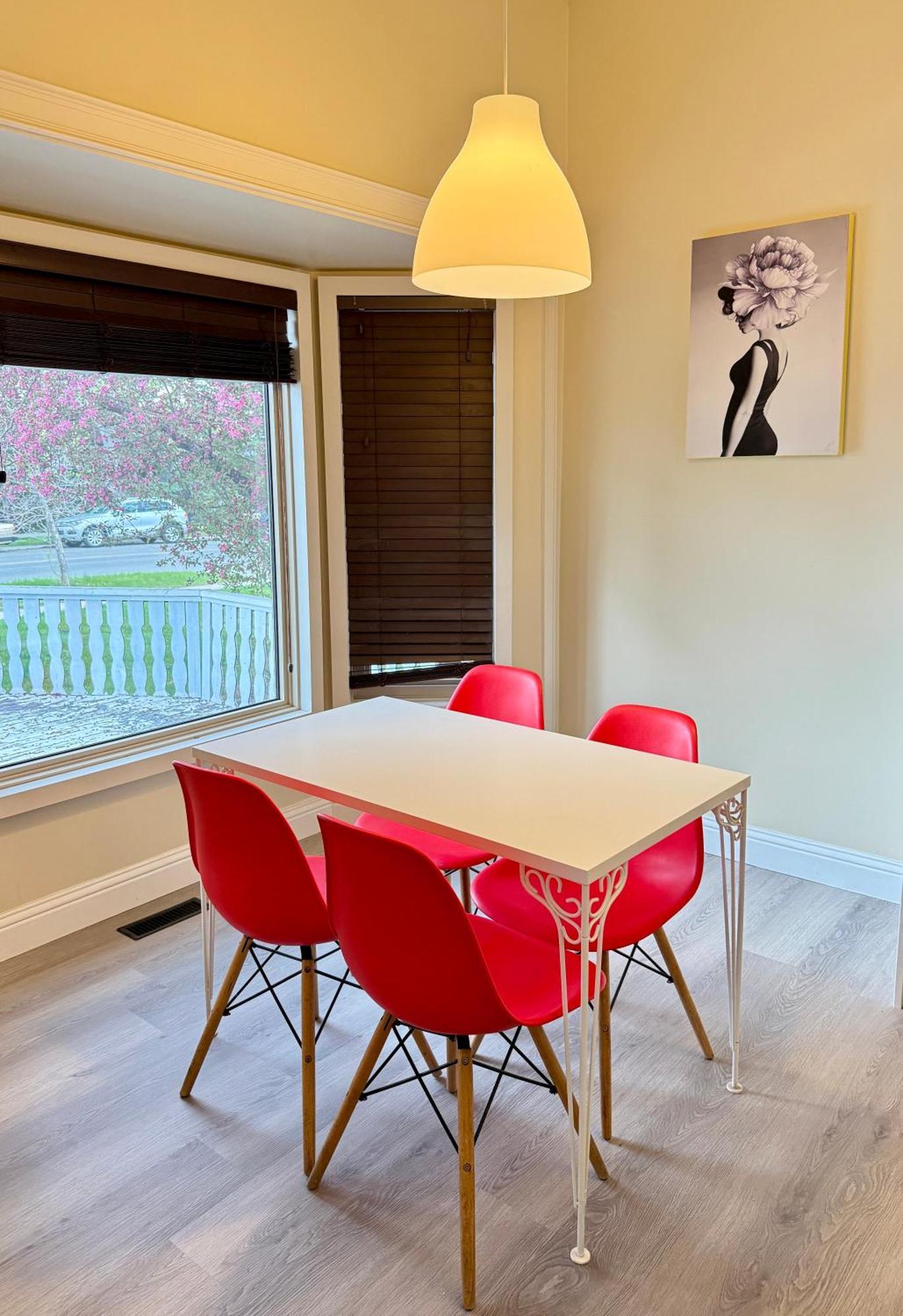 Gorgeous House&30 Second Bus Station Close C-Train& Free Parking Calgary Bagian luar foto