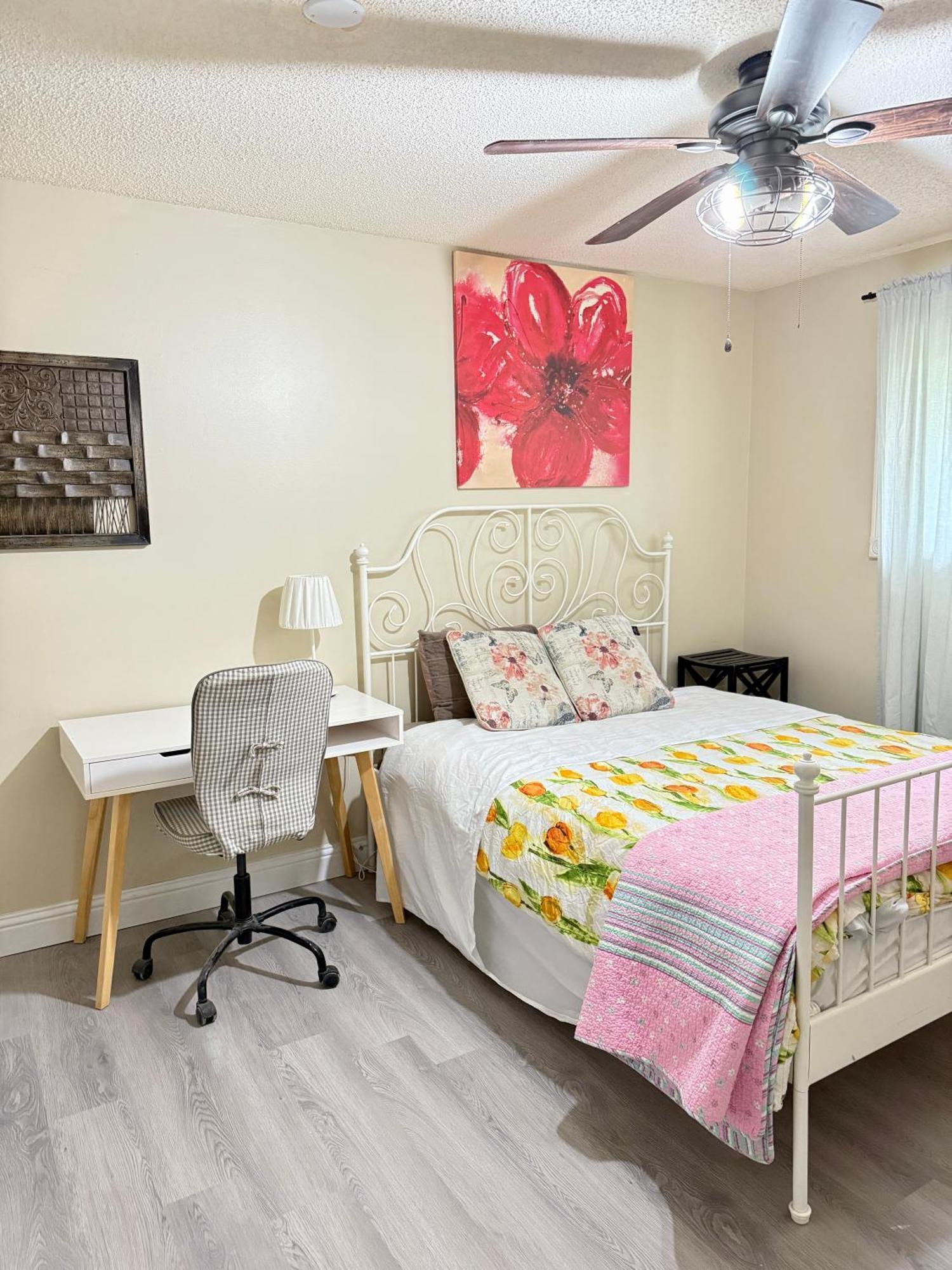 Gorgeous House&30 Second Bus Station Close C-Train& Free Parking Calgary Bagian luar foto