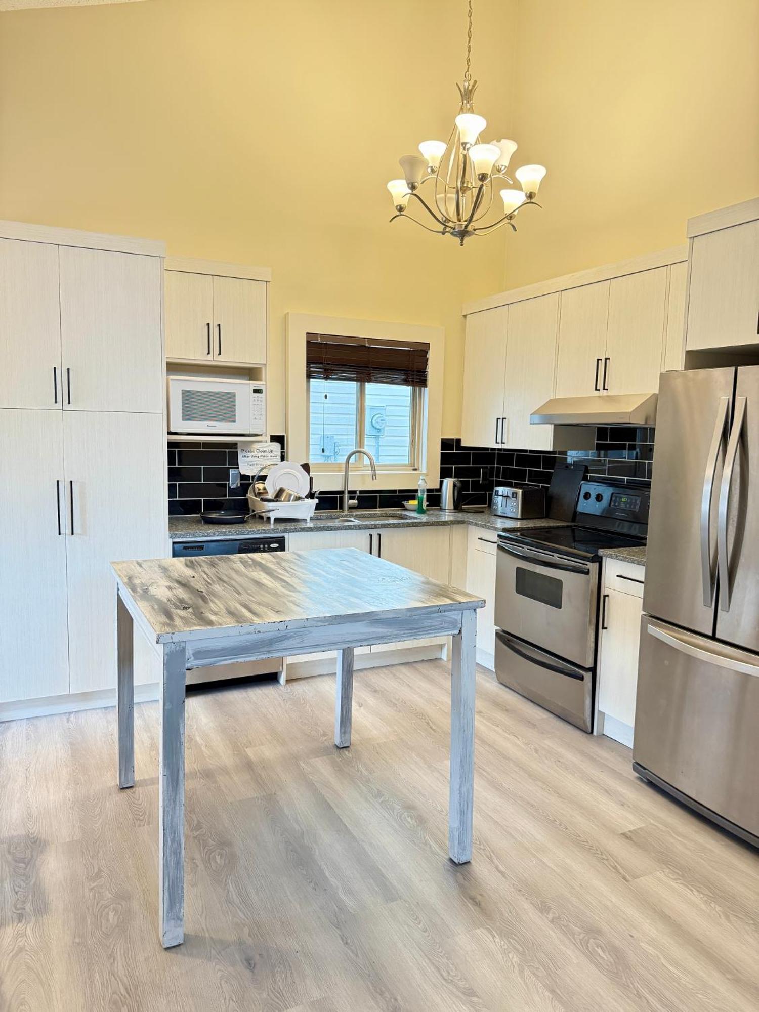 Gorgeous House&30 Second Bus Station Close C-Train& Free Parking Calgary Bagian luar foto