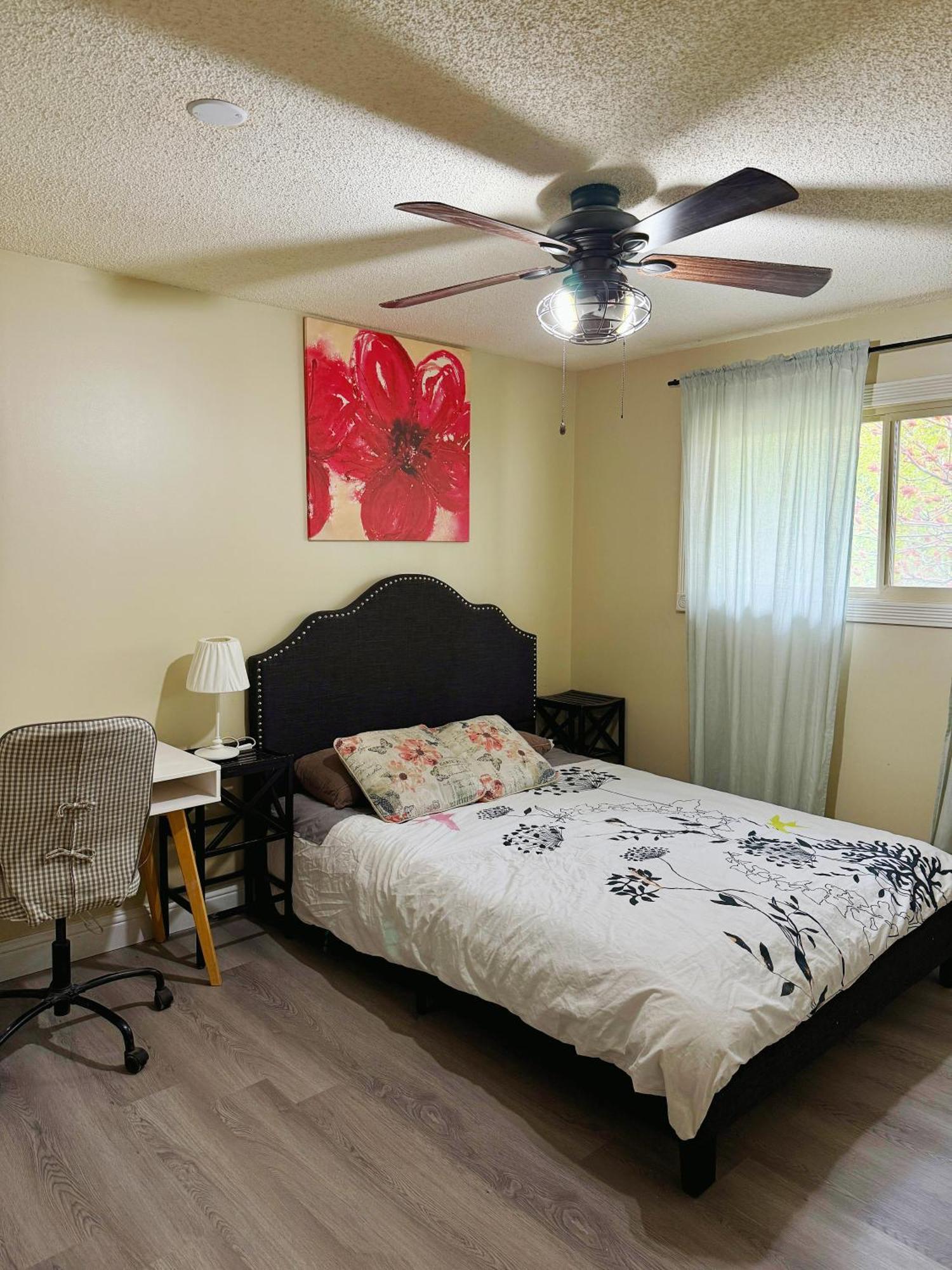 Gorgeous House&30 Second Bus Station Close C-Train& Free Parking Calgary Bagian luar foto